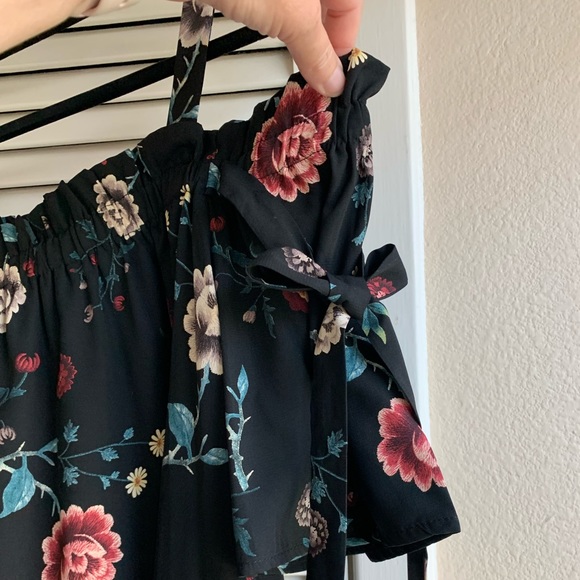 Skies are Blue Eleana Cold Shoulder Blouse - Picture 3 of 12